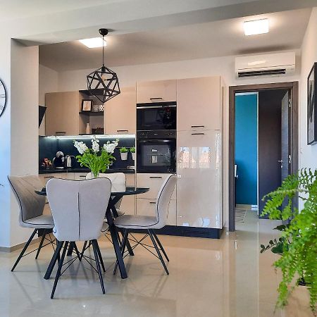 Enjoy Pula - New Apt With Terrace And Free Parking Garage Екстер'єр фото