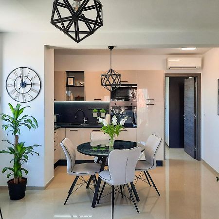 Enjoy Pula - New Apt With Terrace And Free Parking Garage Екстер'єр фото