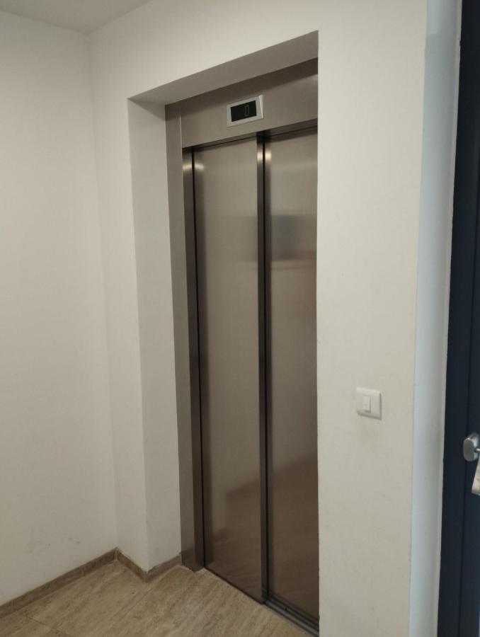 Enjoy Pula - New Apt With Terrace And Free Parking Garage Екстер'єр фото
