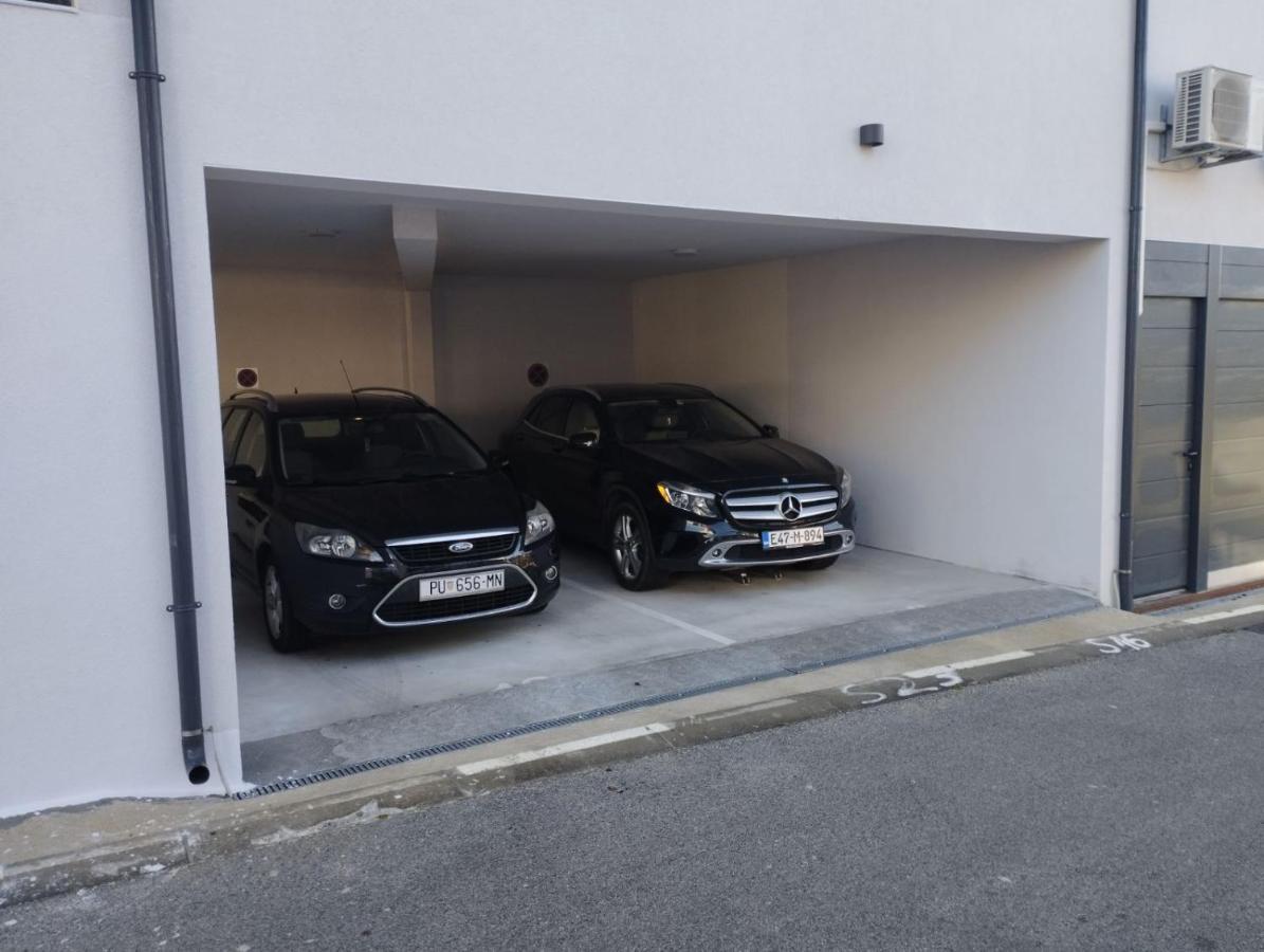 Enjoy Pula - New Apt With Terrace And Free Parking Garage Екстер'єр фото