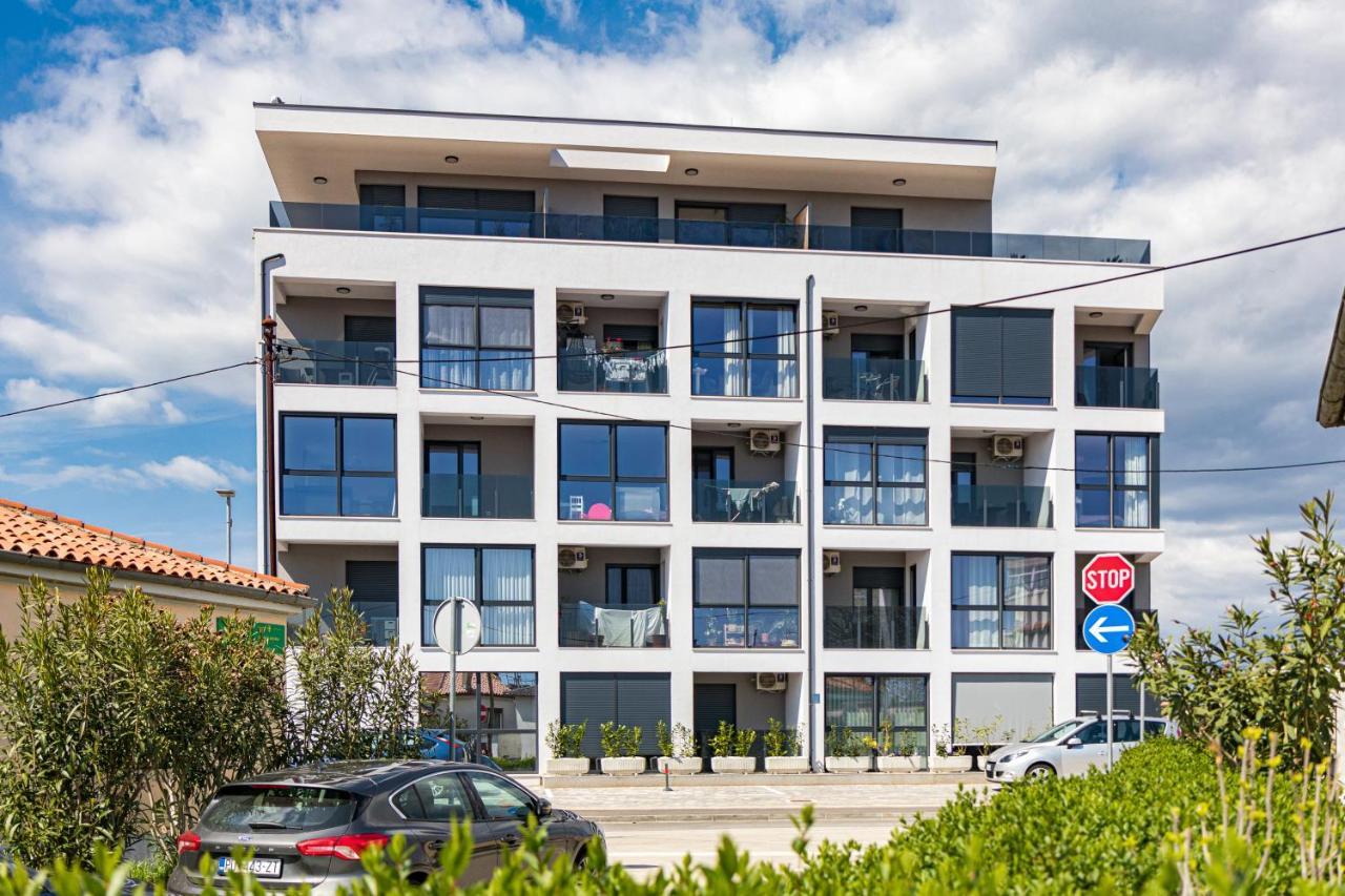Enjoy Pula - New Apt With Terrace And Free Parking Garage Екстер'єр фото