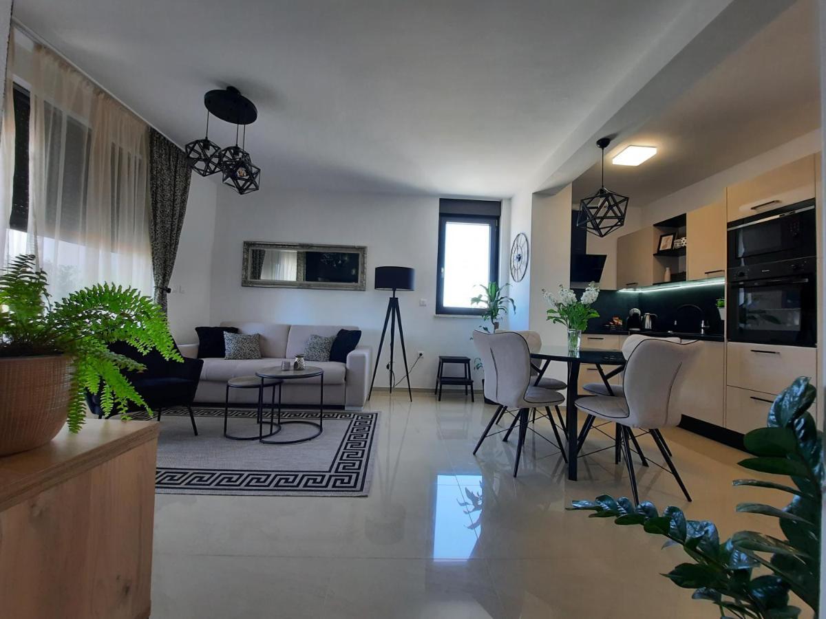 Enjoy Pula - New Apt With Terrace And Free Parking Garage Екстер'єр фото