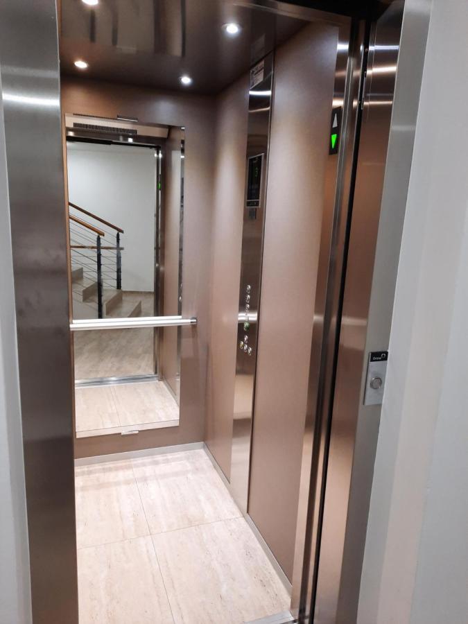 Enjoy Pula - New Apt With Terrace And Free Parking Garage Екстер'єр фото