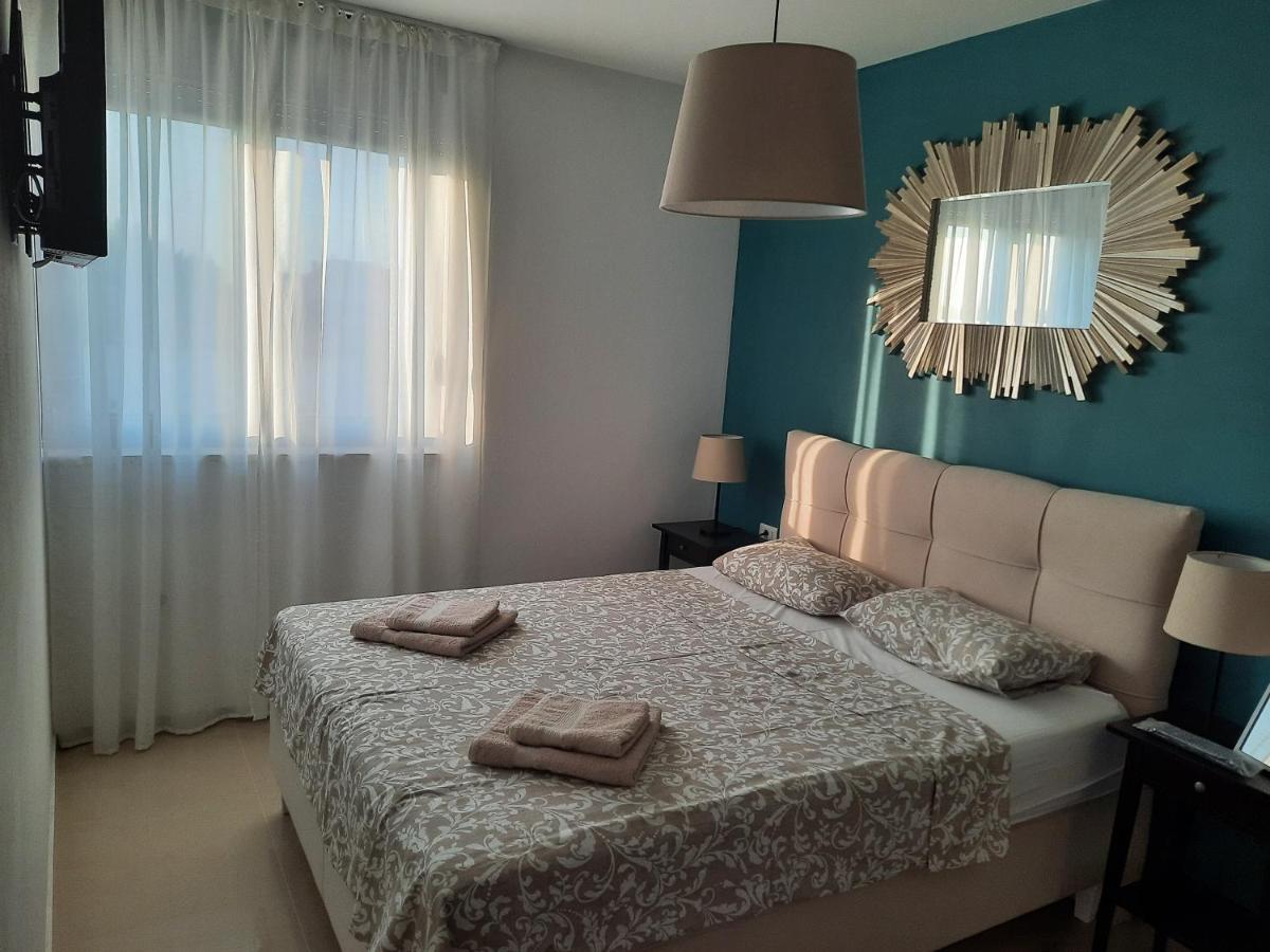 Enjoy Pula - New Apt With Terrace And Free Parking Garage Екстер'єр фото