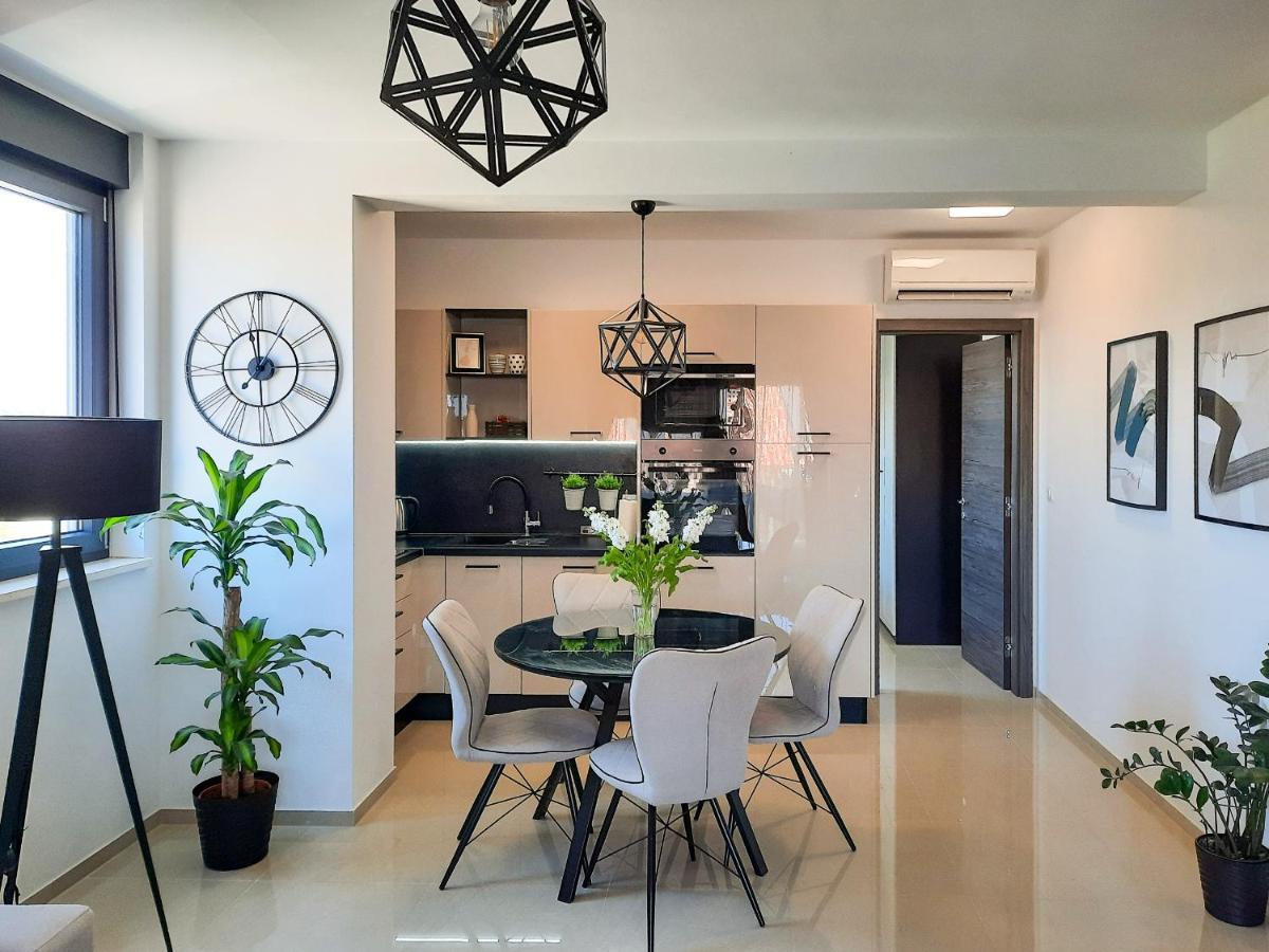 Enjoy Pula - New Apt With Terrace And Free Parking Garage Екстер'єр фото