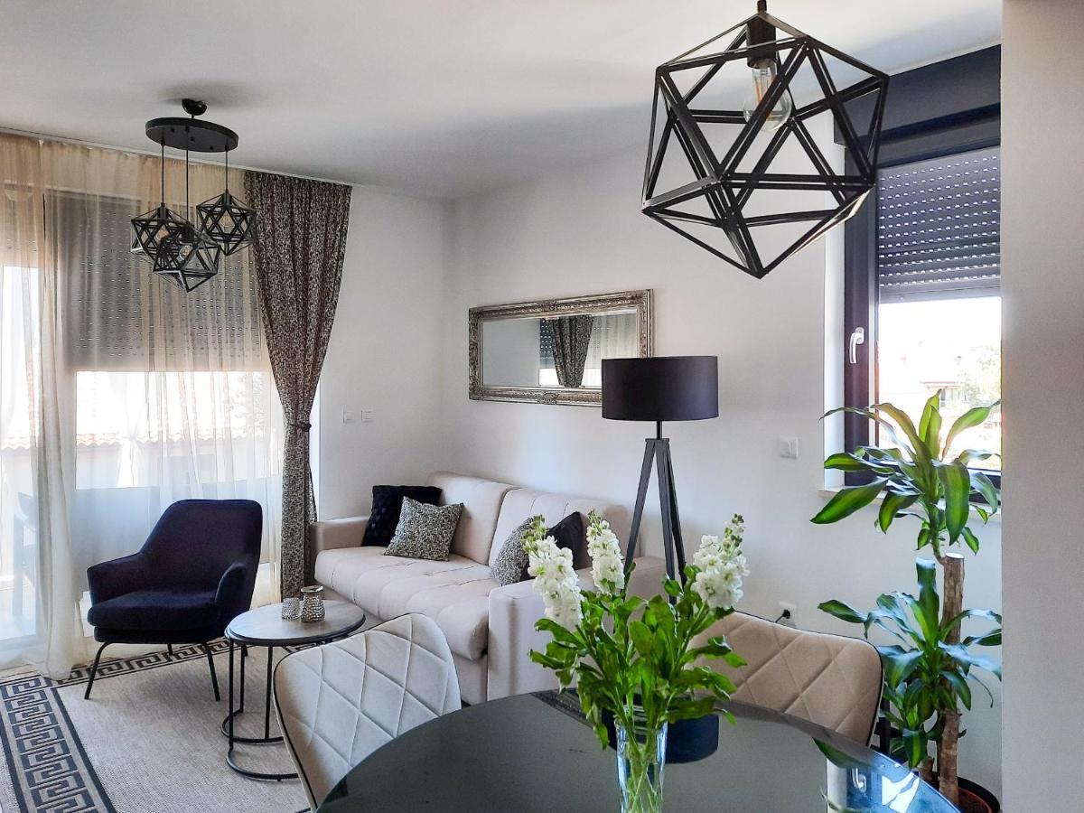 Enjoy Pula - New Apt With Terrace And Free Parking Garage Екстер'єр фото