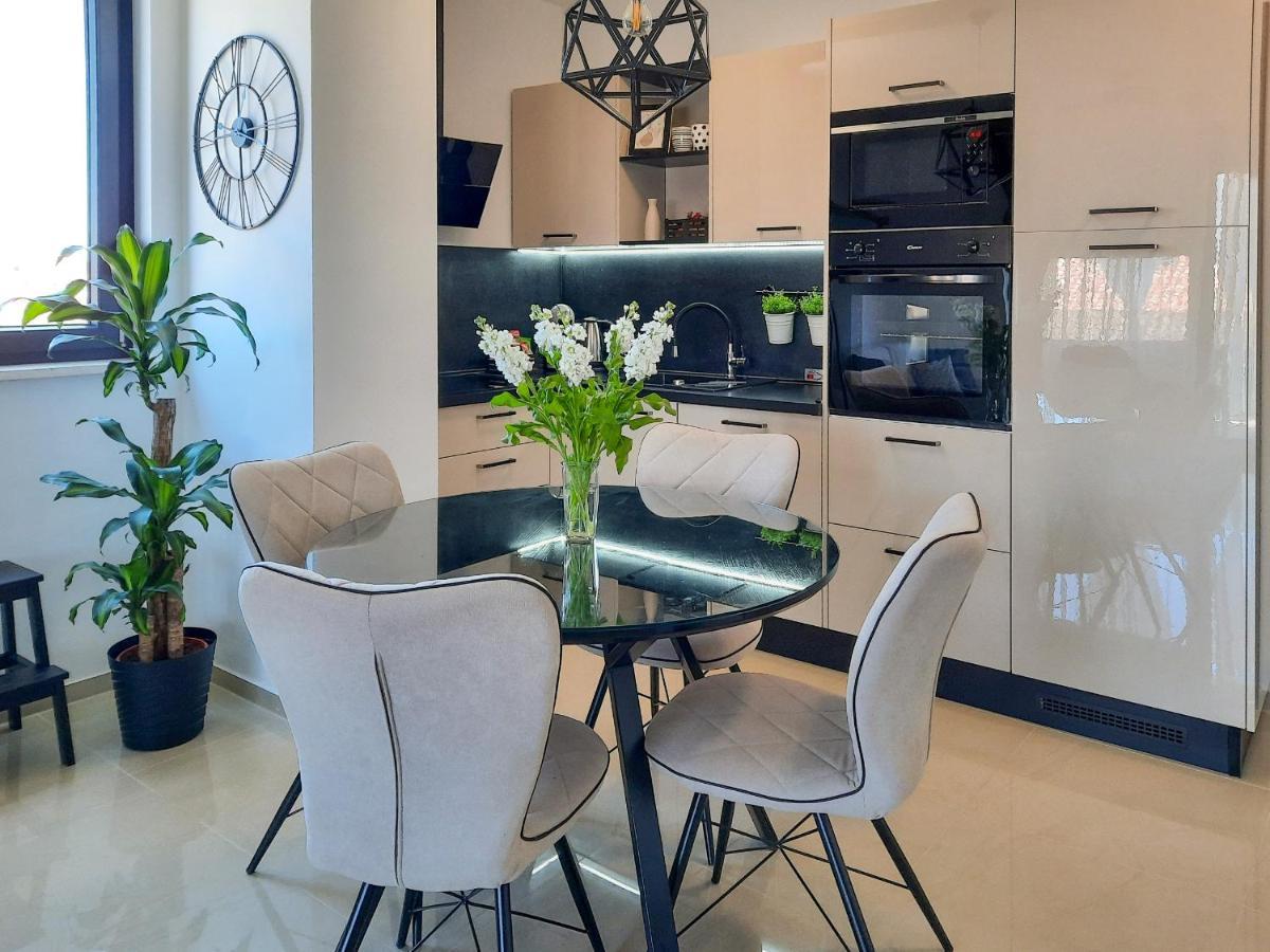 Enjoy Pula - New Apt With Terrace And Free Parking Garage Екстер'єр фото