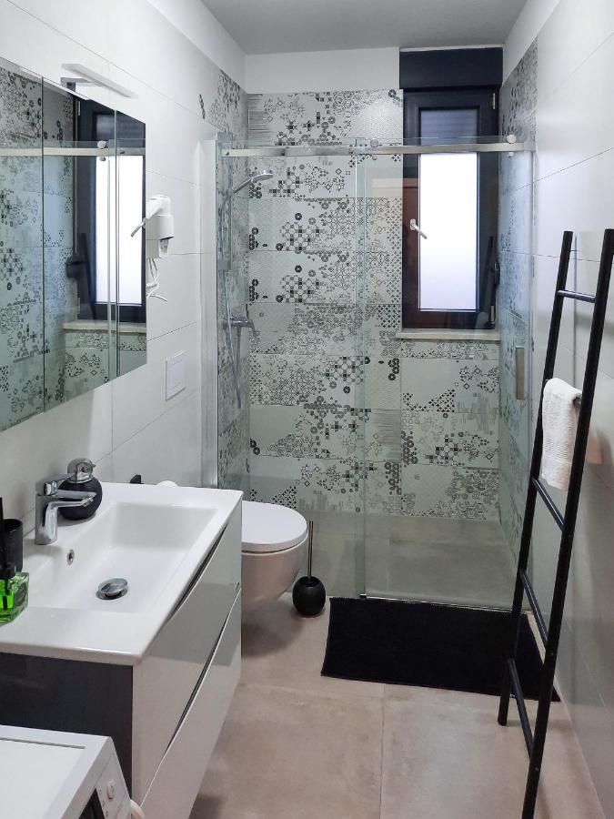 Enjoy Pula - New Apt With Terrace And Free Parking Garage Екстер'єр фото